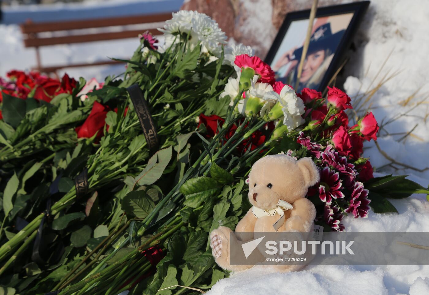 People bring flowers to mourn An-148 crash victims