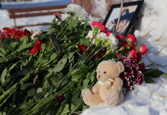 People bring flowers to mourn An-148 crash victims