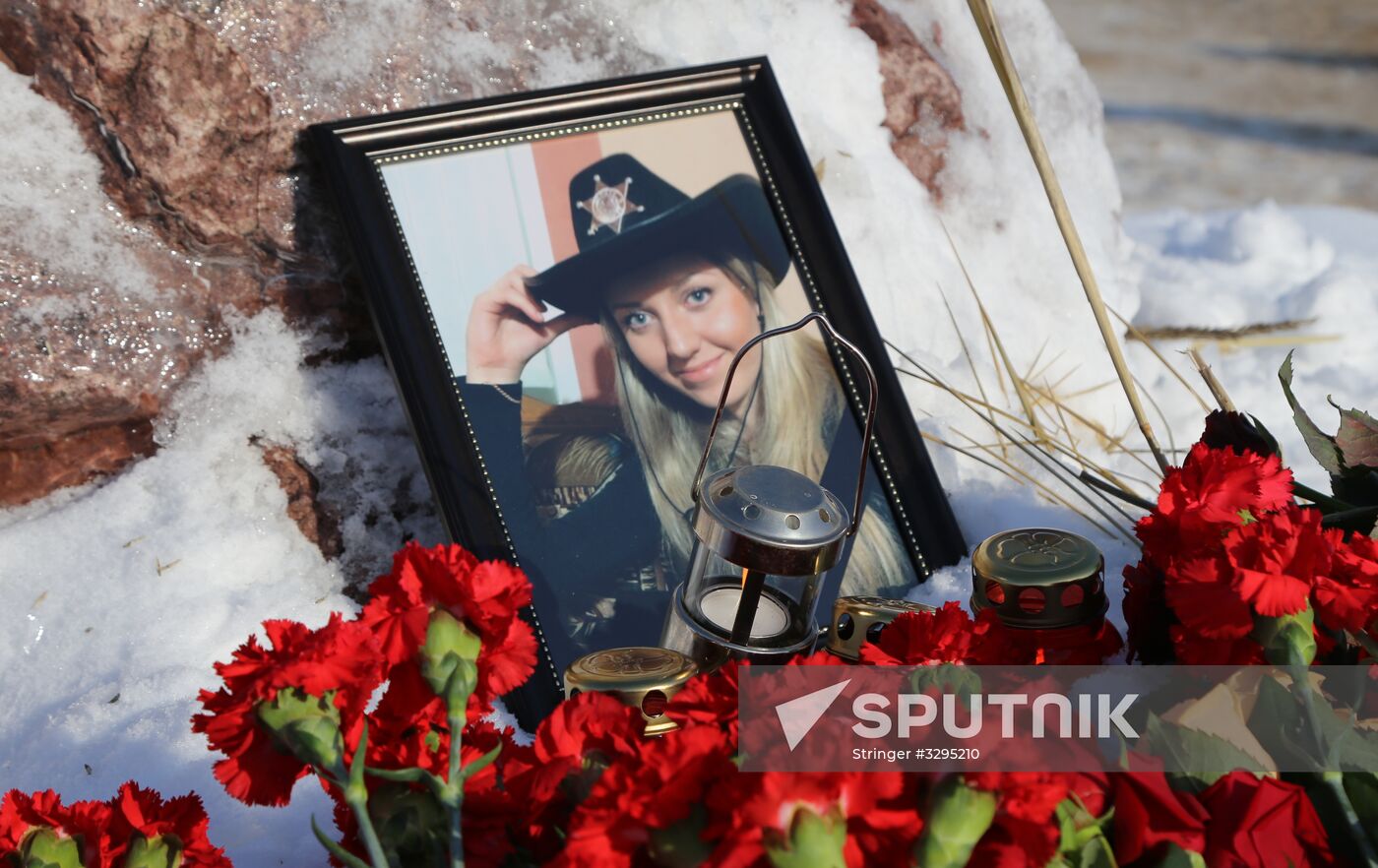 People bring flowers to mourn An-148 crash victims