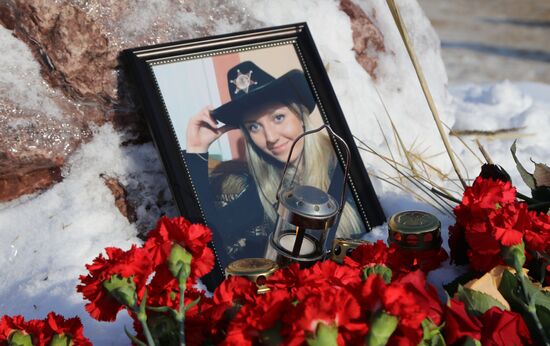 People bring flowers to mourn An-148 crash victims