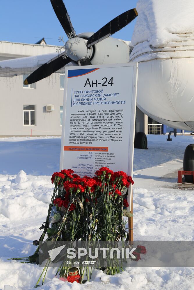 People bring flowers to mourn An-148 crash victims
