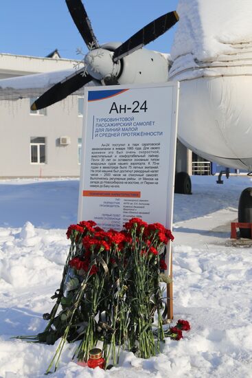 People bring flowers to mourn An-148 crash victims