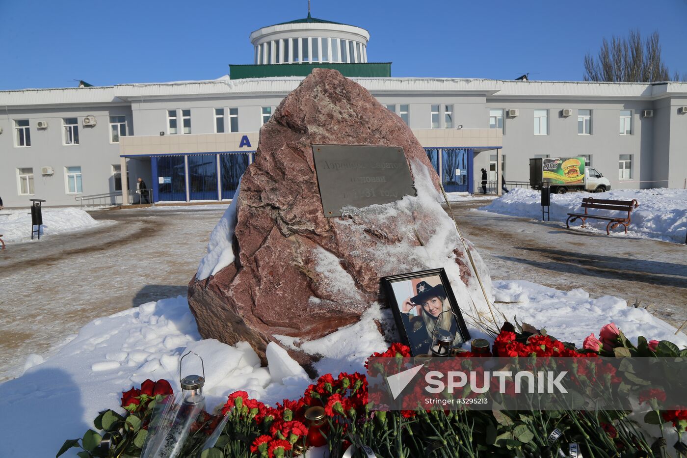 People bring flowers to mourn An-148 crash victims