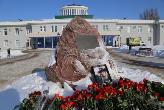 People bring flowers to mourn An-148 crash victims