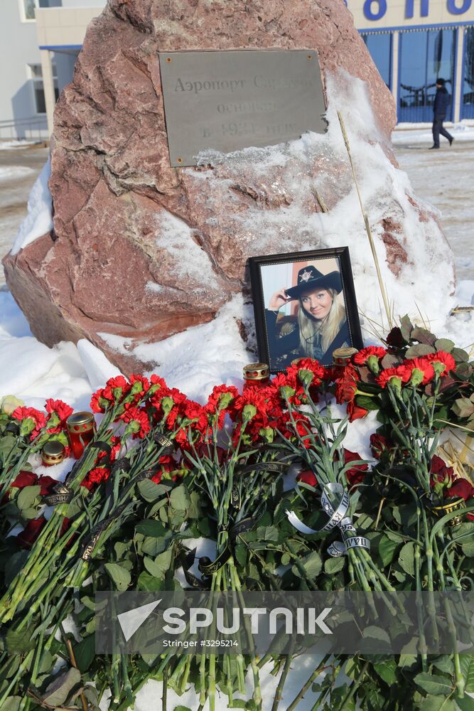 People bring flowers to mourn An-148 crash victims