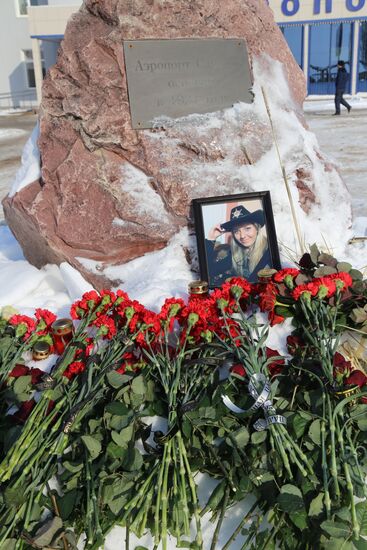 People bring flowers to mourn An-148 crash victims