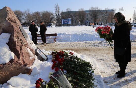 People bring flowers to mourn An-148 crash victims