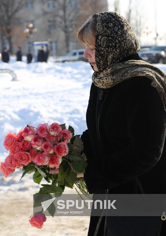 People bring flowers to mourn An-148 crash victims