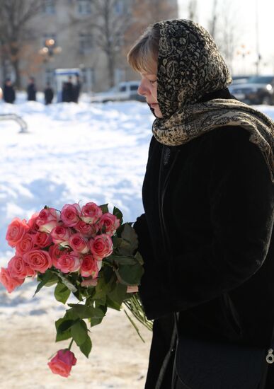 People bring flowers to mourn An-148 crash victims