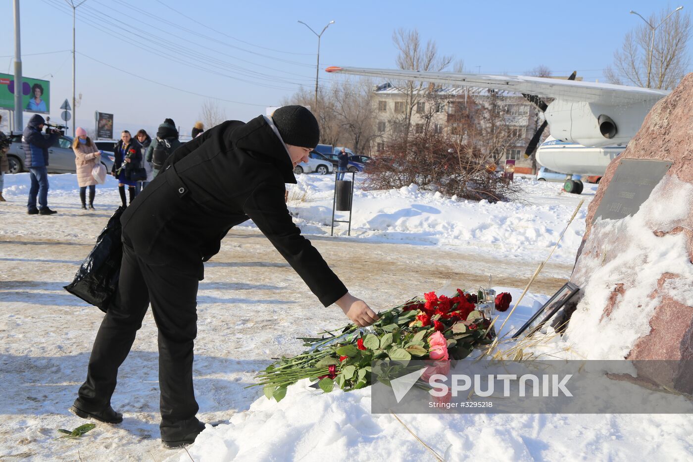 People bring flowers to mourn An-148 crash victims