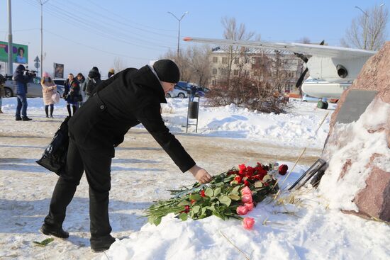 People bring flowers to mourn An-148 crash victims