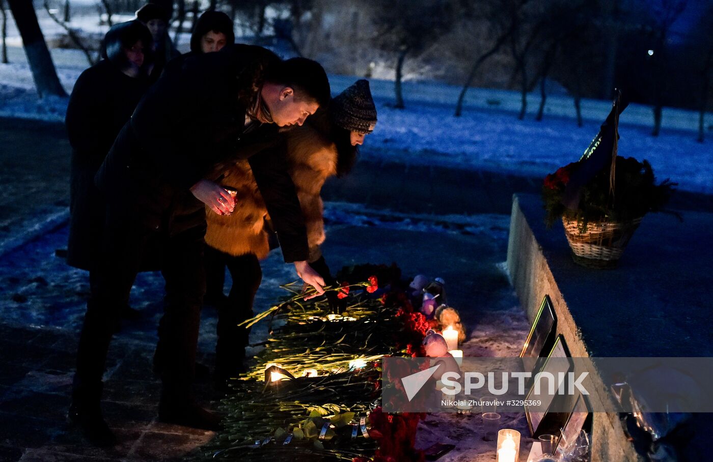 Flowers laid in memory of An-148 crash victims