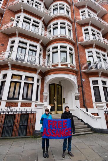 Support rally for Julian Assange in London