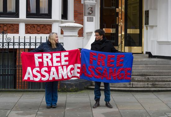 Support rally for Julian Assange in London
