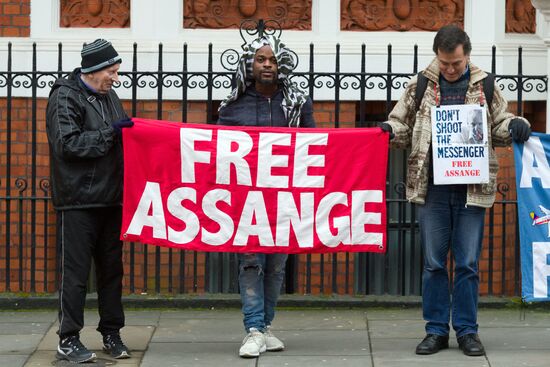 Support rally for Julian Assange in London