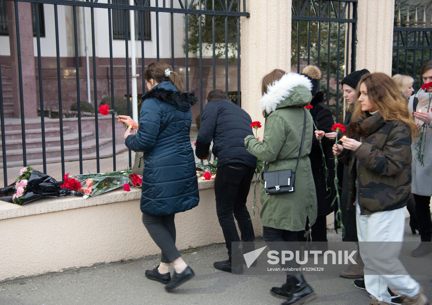 Flowers laid in memory of An-148 crash victims