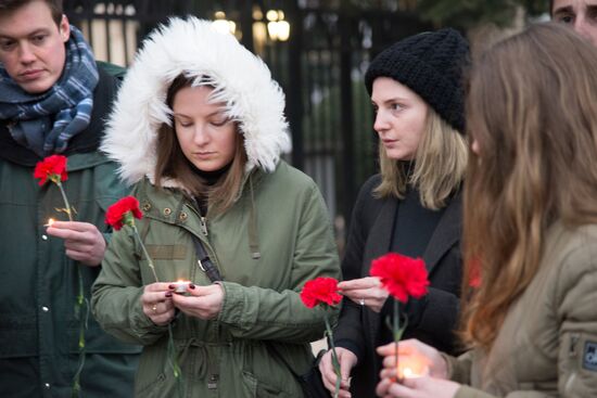 Flowers laid in memory of An-148 crash victims