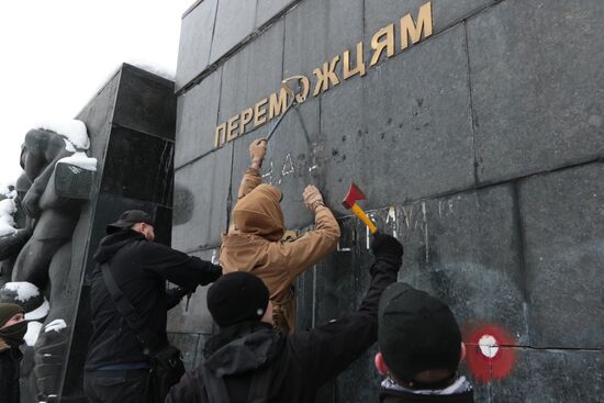 Nationalists vandalize Monument of Glory in Lviv