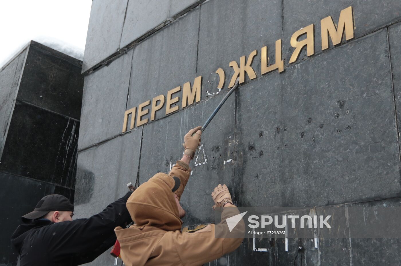 Nationalists vandalize Monument of Glory in Lviv