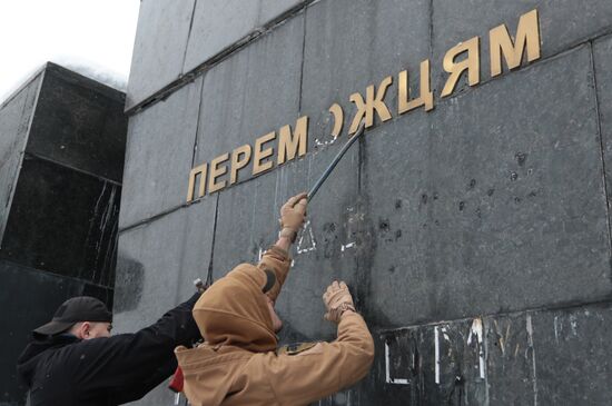 Nationalists vandalize Monument of Glory in Lviv