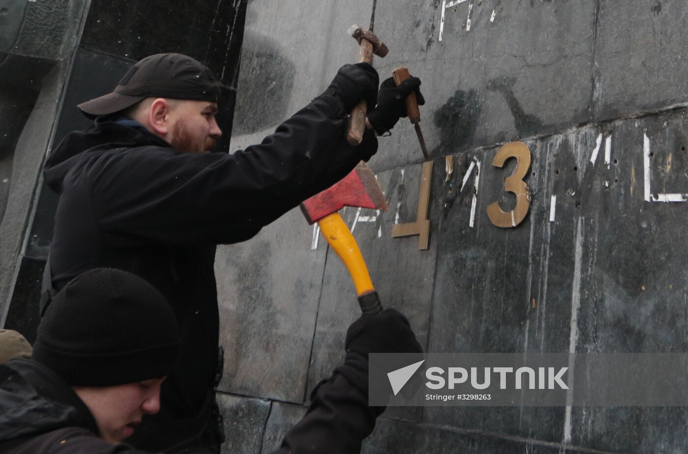 Nationalists vandalize Monument of Glory in Lviv