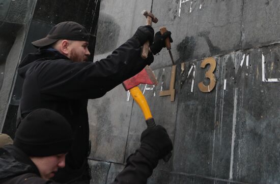 Nationalists vandalize Monument of Glory in Lviv