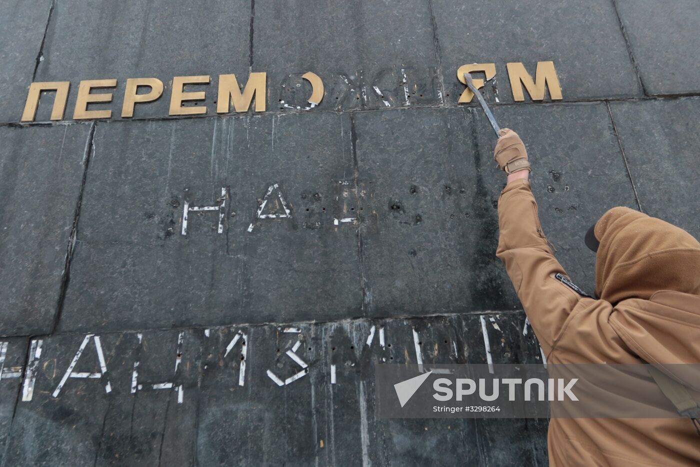 Nationalists vandalize Monument of Glory in Lviv