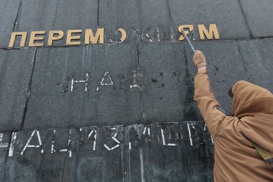 Nationalists vandalize Monument of Glory in Lviv