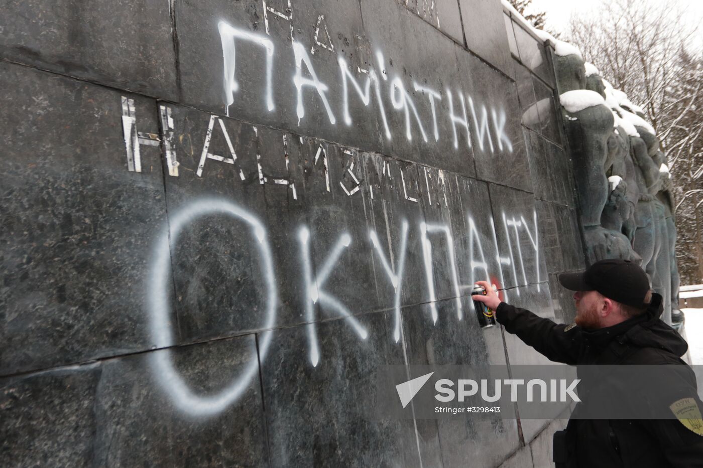 Nationalists vandalize Monument of Glory in Lviv