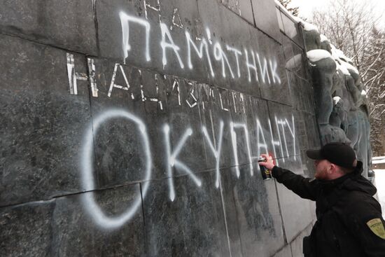Nationalists vandalize Monument of Glory in Lviv