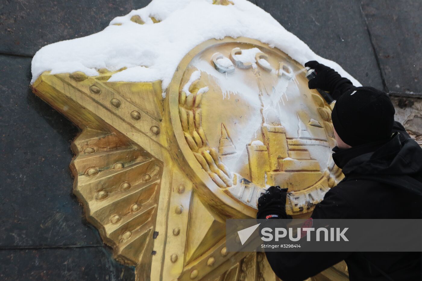 Nationalists vandalize Monument of Glory in Lviv