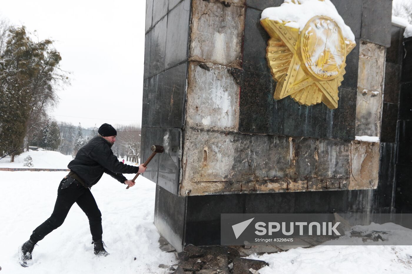 Nationalists vandalize Monument of Glory in Lviv