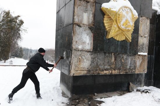 Nationalists vandalize Monument of Glory in Lviv