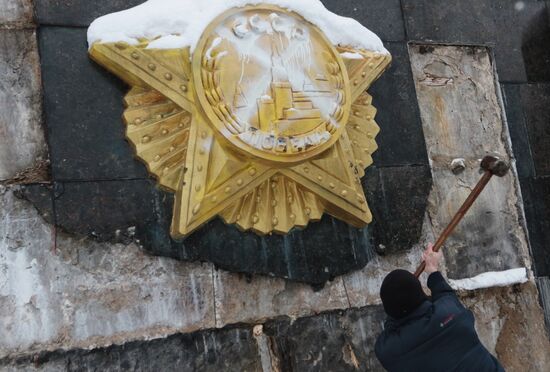 Nationalists vandalize Monument of Glory in Lviv