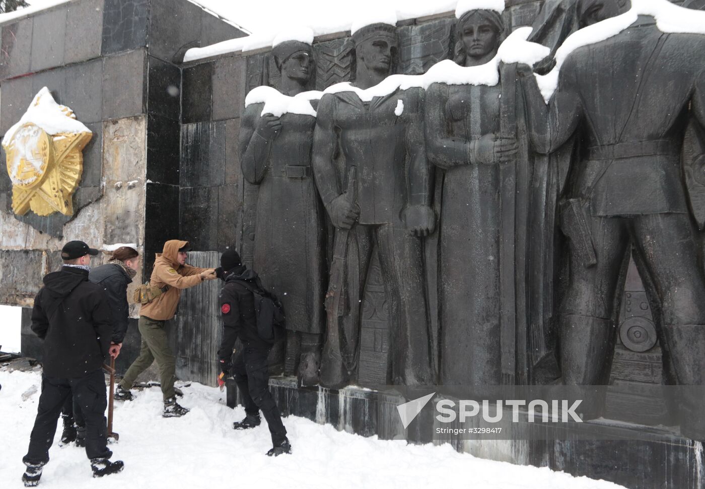 Nationalists vandalize Monument of Glory in Lviv