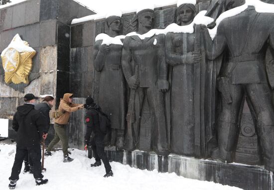 Nationalists vandalize Monument of Glory in Lviv