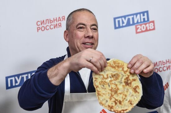 Celebrating Maslenitsa at Vladimir Putin's campaign headquarters