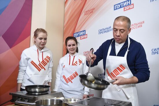 Celebrating Maslenitsa at Vladimir Putin's campaign headquarters