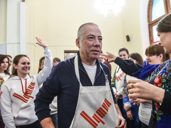 Celebrating Maslenitsa at Vladimir Putin's campaign headquarters