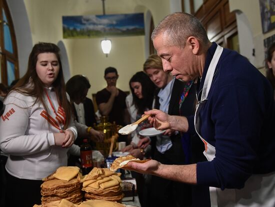Celebrating Maslenitsa at Vladimir Putin's campaign headquarters