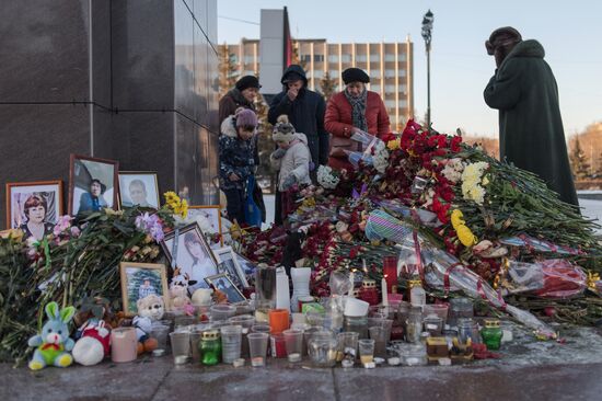 Flowers in memory of An-148 airplane crash victims