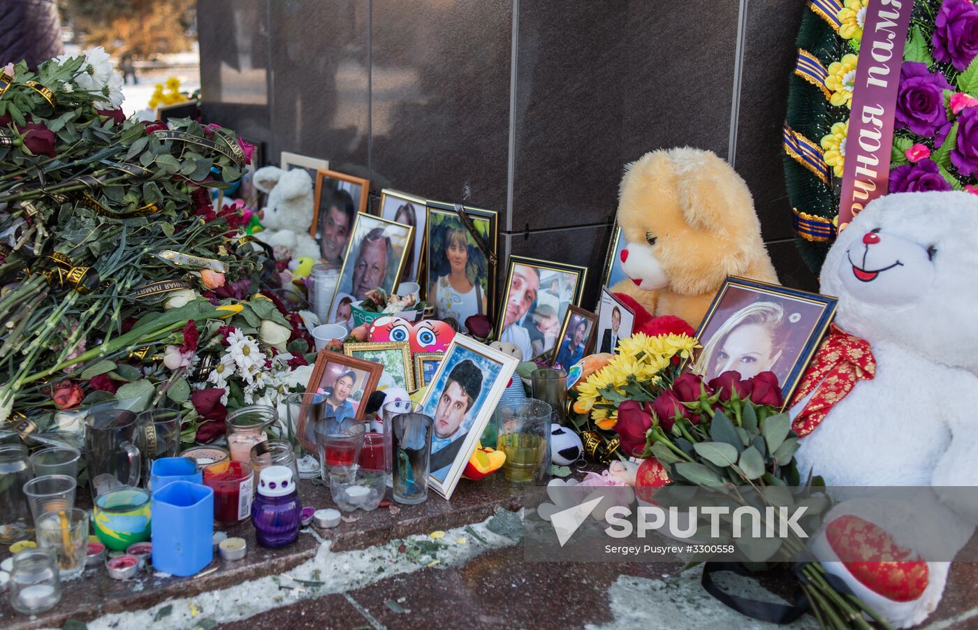 Flowers in memory of An-148 airplane crash victims