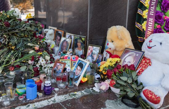 Flowers in memory of An-148 airplane crash victims