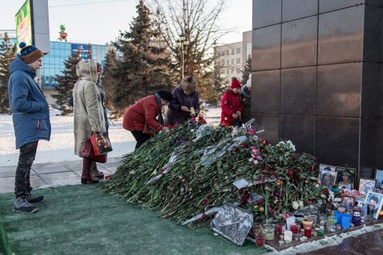Flowers in memory of An-148 airplane crash victims