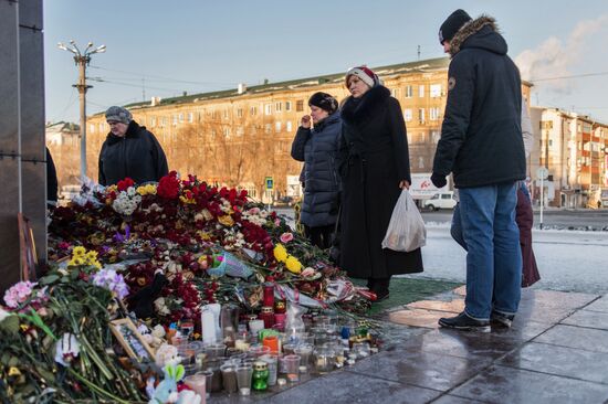 Flowers in memory of An-148 airplane crash victims