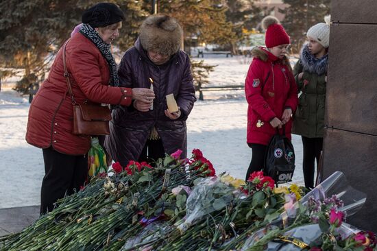 Flowers in memory of An-148 airplane crash victims