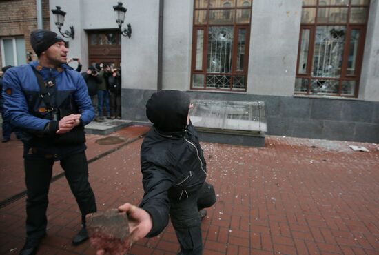 Radicals in Kiev commit anti-Russian acts