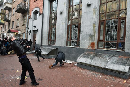 Radicals in Kiev commit anti-Russian acts