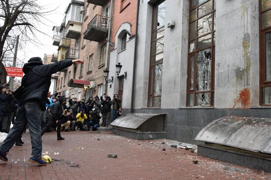 Radicals in Kiev commit anti-Russian acts