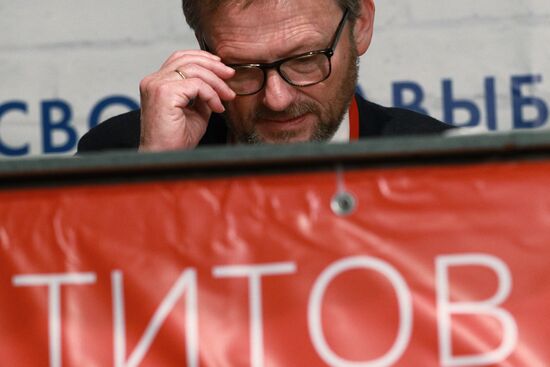 Boris Titov meets with his campaign supporters